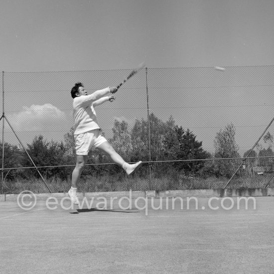 Tennis played by Peter Ustinov. Monte Carlo 1955. - Photo by Edward Quinn