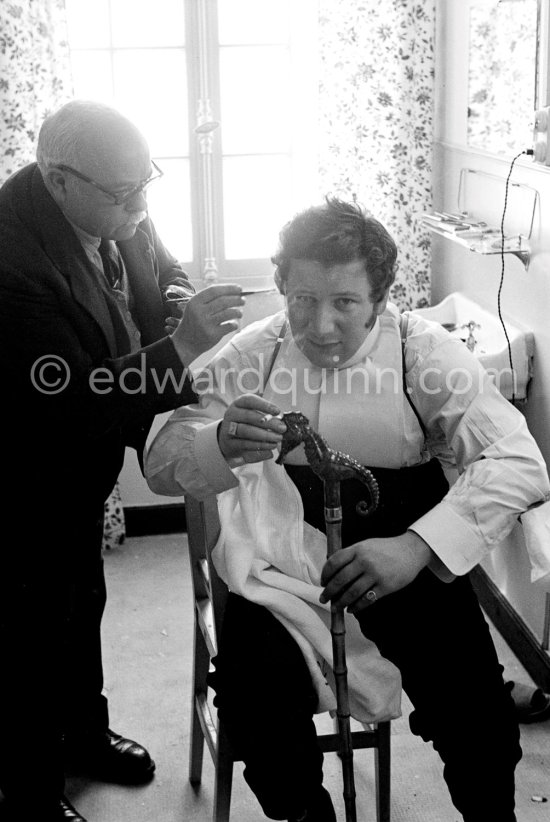 Peter Ustinov at hairdresser. Studios de la Victorine, during filming of "Lola Montès". Nice 1955. - Photo by Edward Quinn