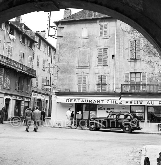 Orson Welles in front of Restaurant Chez Félix, Antibes 1952. - Photo by Edward Quinn