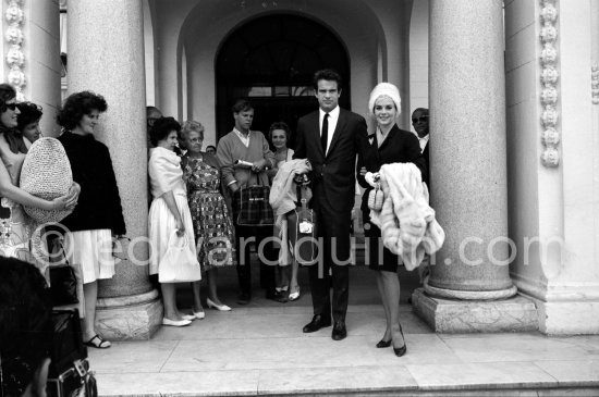 Natalie Wood arriving with Warren Beatty (then better known as the brother of Shirley Maclaine) at the Carlton Hotel, Cannes 1962. - Photo by Edward Quinn