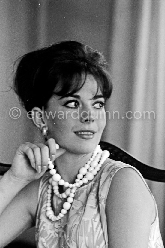 Natalie Wood came to the Cannes Film Festival in 1962 with her boyfriend Warren Beatty so as to keep him company. Carlton Hotel, Cannes 1962. - Photo by Edward Quinn