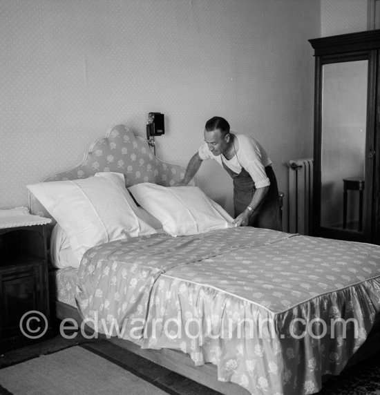 A valet prepares the sultan\'s bed at the Golf Hotel (now Le Beauvallon).which was only opened for Sidi Mohammed Ben Youssef. He and his entourage had rented the entire hotel with 40 rooms. Beauvallon 1955 - Photo by Edward Quinn