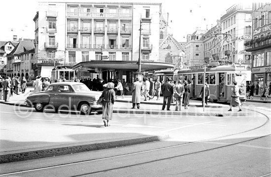 Zurich Paradeplatz 1953. Car: Studebaker Commander Regal 1951. - Photo by Edward Quinn