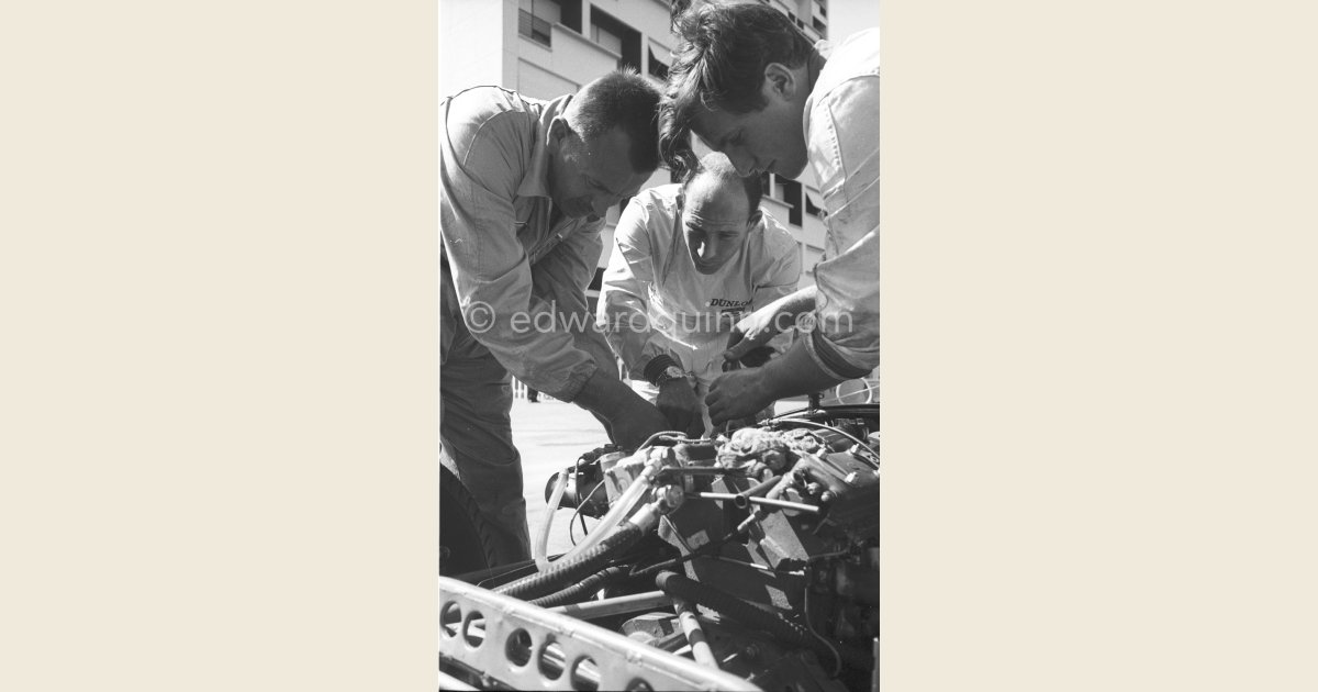 Stirling Moss, (20) LotusClimax. Alf Francis (left), chief mechanic of
