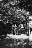 The street alongside Stephen's Green. Dublin 1963. Published in Quinn, Edward. James Joyces Dublin. Secker & Warburg, London 1974. - Photo by Edward Quinn