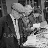 Men browsing at a secondhand bookstall at Bachelors' walk Dublin 1963. Published in Quinn, Edward. James Joyces Dublin. Secker & Warburg, London 1974. - Photo by Edward Quinn