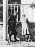 Two Dubliners chat outside the gate of Phoenix Park near Islandbridge. Dublin 1963. Published in Quinn, Edward. James Joyces Dublin. Secker & Warburg, London 1974. - Photo by Edward Quinn
