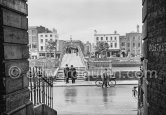 Ha' Penny Bridge. Dublin 1963. - Photo by Edward Quinn