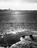 The Strand with Leahy's Terrace and lrishtown. Dublin 1963. Published in Quinn, Edward. James Joyces Dublin. Secker & Warburg, London 1974. - Photo by Edward Quinn
