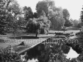 The People's Gardens in the Phoenix Park. Dublin 1963. Published in Quinn, Edward. James Joyces Dublin. Secker & Warburg, London 1974. - Photo by Edward Quinn