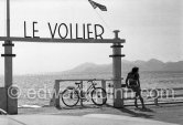 Le Voilier plage. Cannes 1953. - Photo by Edward Quinn