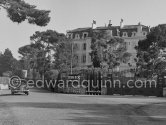 Hotel du Cap. The way to Eden Roc 1952. Car: Renault 4CV - Photo by Edward Quinn
