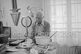 Max Ernst working on the sculpture "L'oiseau Janus" ("Vogel Janus") at his studio in Paris 1974. - Photo by Edward Quinn