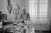 Max Ernst working on the sculpture "L'oiseau Janus" ("Vogel Janus") at his studio in Paris 1974. - Photo by Edward Quinn