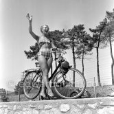 English fashion model Frankie. With Vélosolex. Cannes 1951. - Photo by Edward Quinn