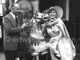 Zsa Zsa Gabor with her current boyfriend, millionaire Hal Hayes in the garden of an antique dealer. Antibes 1959. - Photo by Edward Quinn