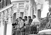 Gunther Sachs and friends. On a terrasse of Hotel de Paris. Monaco Grand Prix 1959. - Photo by Edward Quinn