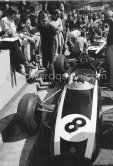 Steve McQueen and the Cooper T77 of Jochen Rindt (8) und Bruce McLaren (7). Monaco GP 1965. - Photo by Edward Quinn