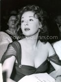 Susan Hayward "added plenty of sparkle to the Festival. Simplicity of her clothes stunned other beauties - but not photographers" as US-magazine "Movieland" writes. Cannes Festival 1956. - Photo by Edward Quinn