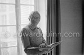 David Hockney viewing the book "James Joyce's Dublin" by Edward Quinn. Paris 1975. - Photo by Edward Quinn