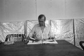 Jasper Johns at his Studio, viewing the Max Ernst book by Edward Quinn. New York 1982. - Photo by Edward Quinn