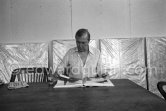 Jasper Johns at his Studio, viewing the Max Ernst book by Edward Quinn. New York 1982. - Photo by Edward Quinn