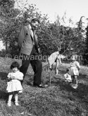 Danny Kaye. Visit of the home for anbandoned childre. Cannes 1956. - Photo by Edward Quinn