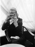 Grace Kelly with Leica IIIf Nr. 695 137 with Winder Leicavit of Edward Quinn, Cannes 1955. - Photo by Edward Quinn
