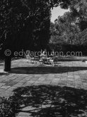 Visit of Laurence Harvey to Somerset Maugham before working in “Of Human Bondage” film. Villa Mauresque, Saint-Jean-Cap-Ferrat 1963. - Photo by Edward Quinn