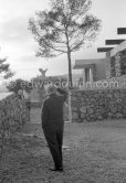 Joan Miró in the gardens of Musée Maeght. His sculpture "L'Arc" ("The Arch") in the background, Saint-Paul-de-Vence 1964. - Photo by Edward Quinn