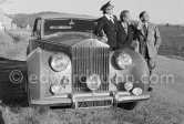 La Môme Moineau (the kid sparrow), "the richest woman of the Côte d'Azur", former flower seller, with her husband Mr. Benítez-Rexach, Dominican ship business millionaire. On the right: O'Dett, French cabaret entertainer. Cannes Airport 1954. Car: 1948 Rolls-Royce Silver Wraith, #LWAB63, 1950 Drophead Coupé Franay. Detailed info on this car by expert Klaus-Josef Rossfeldt see About/Additional Infos. - Photo by Edward Quinn
