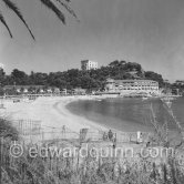 Monte Carlo Beach and Villa La Vigie about 1957. Roquebrune-Cap-Martin, 
Construite en 1902 pour Sir William Ingram de l'Illustrated London News, aristocrate, homme d'affaires et homme politique britannique, la villa La Vigie a ensuite été rachetée par la SBM de Monte-Carlo, pionnière de l'industrie hôtelière à Monaco et sur la Côte d'Azur. La Vigie était dans les années 1990 la maison du célèbre designer Karl Lagerfeld, où il a créé des collections de luxe pour la maison Chanel.) - Photo by Edward Quinn