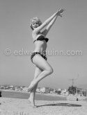 Anny Nelson ("Pin-up with Heart"), beauty queen "Miss Angora", enjoying a sunny moment at the beach. Nice 1959. - Photo by Edward Quinn