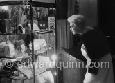 Kim Novak window shopping in the lobby of the Carlton Hotel. Cannes 1955. - Photo by Edward Quinn