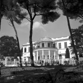 Château de la Croë. Villefranche 1955. Aristotle Onassis owned the château from 1950 to 1957, selling it after his wife, Athina Livanos, found him in bed with her friend, the socialite Jeanne Rhinelander. The house was then acquired by Onassis's brother-in-law and business rival, Stavros Niarchos, who bought it for his wife, Eugenia Livanos, Athina's sister. - Photo by Edward Quinn