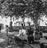 Pablo Picasso sculpture "L’homme au mouton". Place Paul Isnard (today Place de l'homme au mouton). Vallauris 1951. - Photo by Edward Quinn