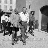 Pablo Picasso and Jacques Prévert. On the left Françoise Gilot with Janine Tricotet Prévert, right Jean Ramié. On the occasion of the summer ceramics exhibition "Japon. Céramique contemporaine" at the Nérolium. Vallauris 21.7.1951. - Photo by Edward Quinn