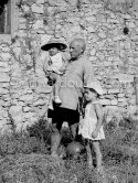 Pablo Picasso at the summer ceramic exhibition "Japon. Céramique contemporaine" at the Nérolium with his children Claude Picasso and Paloma Picasso. Vallauris 21.7.1951. One of the first photos Quinn took of Pablo Picasso. - Photo by Edward Quinn