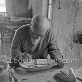 Pablo Picasso at work at the Madoura pottery. Vallauris 23.3.1953. - Photo by Edward Quinn