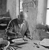 Pablo Picasso works on "Tauromachie" at the Madoura pottery. Vallauris 23.3.1953. - Photo by Edward Quinn