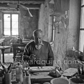 Pablo Picasso works on "Picador et torero" at the Madoura pottery. Vallauris 23.3.1953. - Photo by Edward Quinn