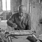 Pablo Picasso works on "Picador et torero" at the Madoura pottery. Vallauris 23.3.1953. - Photo by Edward Quinn