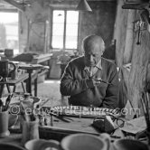 Pablo Picasso works on "Picador et torero" at the Madoura pottery. Vallauris 23.3.1953. - Photo by Edward Quinn