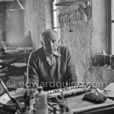 Pablo Picasso works on "Picador et torero" at the Madoura pottery. Vallauris 23.3.1953. - Photo by Edward Quinn