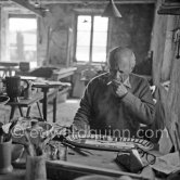 Pablo Picasso works on "Picador et torero" at the Madoura pottery. Vallauris 23.3.1953. - Photo by Edward Quinn