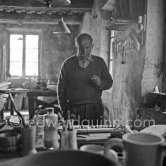 Pablo Picasso works on "Picador et torero" at the Madoura pottery. Vallauris 23.3.1953. - Photo by Edward Quinn