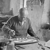 Pablo Picasso works on "Le picador" at the Madoura pottery. Vallauris 23.3.1953. - Photo by Edward Quinn