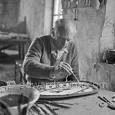 Pablo Picasso works on "Le picador" at the Madoura pottery. Vallauris 23.3.1953. - Photo by Edward Quinn