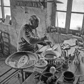 Pablo Picasso works on "La Pique" at the Madoura pottery. Vallauris 23.3.1953. - Photo by Edward Quinn