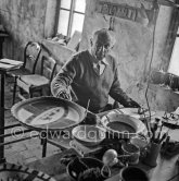 Pablo Picasso works on "La Pique" at the Madoura pottery. Vallauris 23.3.1953. - Photo by Edward Quinn